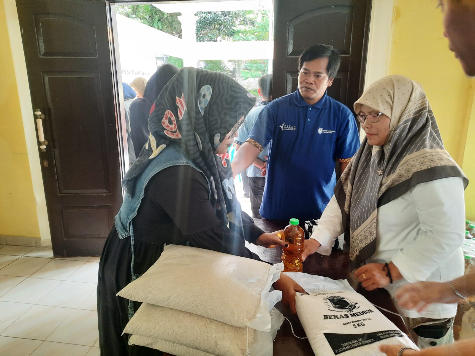 penyaluran-bantuan-bahan-pokok